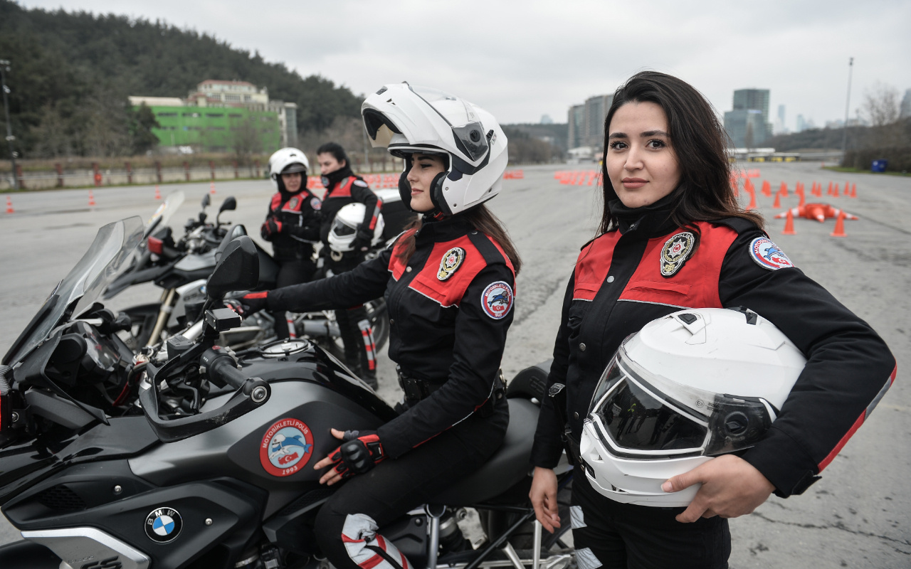 İstanbul'un kadın yunus polisleri suçluların korkulu rüyası oldu! 270 kiloluk motosikletin üstünde...