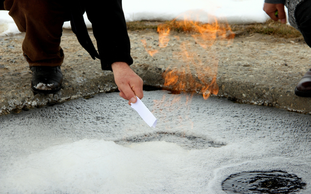 Erzurum Aziziye'deki yanan su görenleri şaşkına çeviriyor