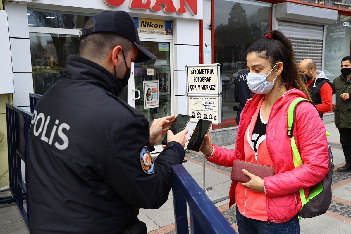 'Çok yüksek riskli' illerde peş peşe yeni yasak kararları geliyor! Sokakta ayaküstü sohbet yasaklandı