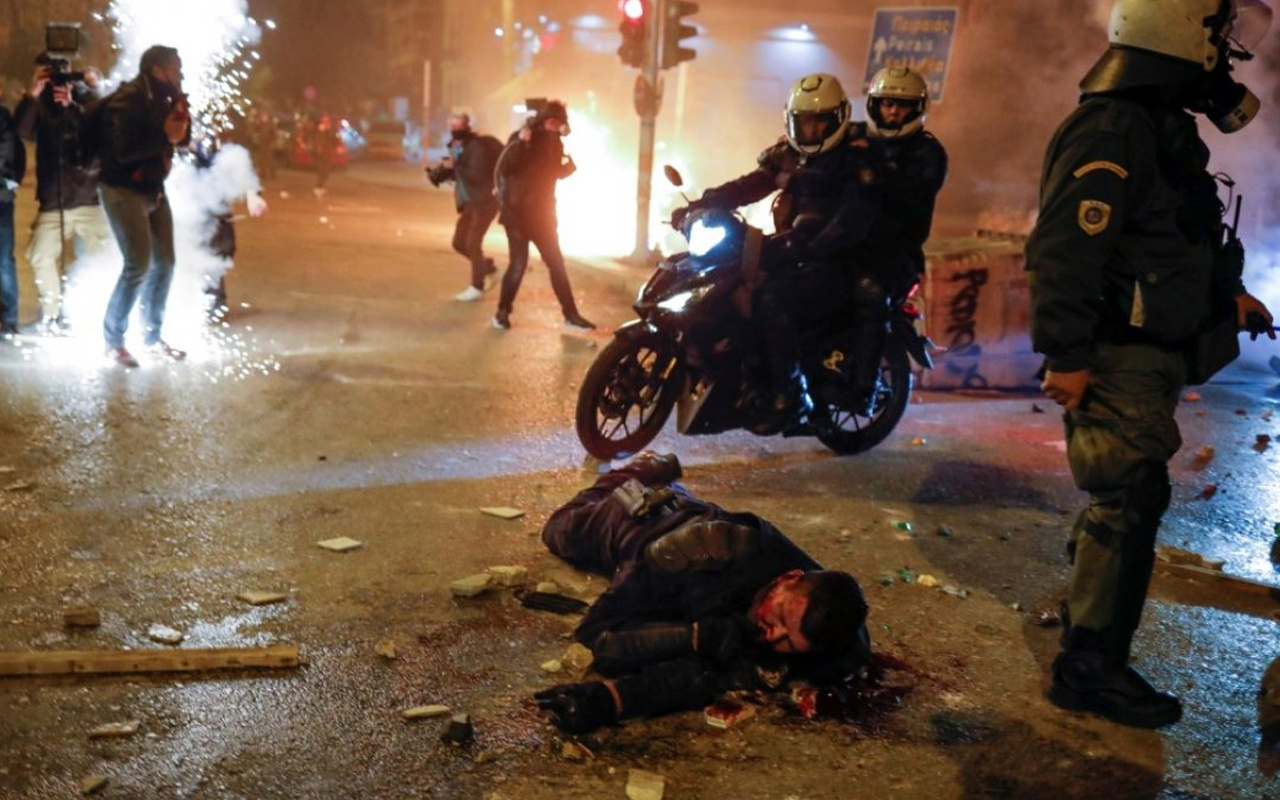 Yunanistan'da polis şiddeti protestosunda başkent Atina savaş alanına döndü