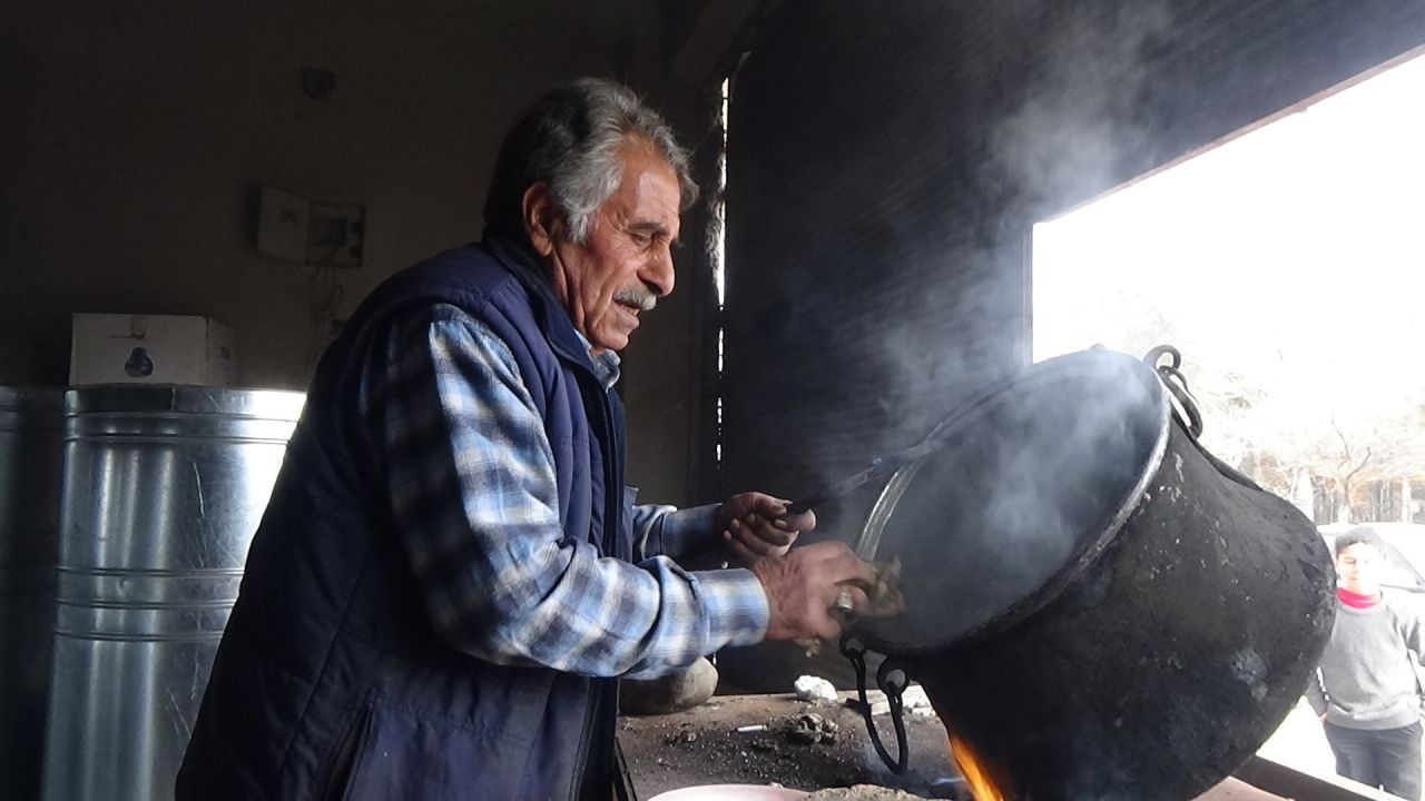 Kırmızı çıktığında insanı zehirliyor! Van'da çocukları 'yapma' diyor