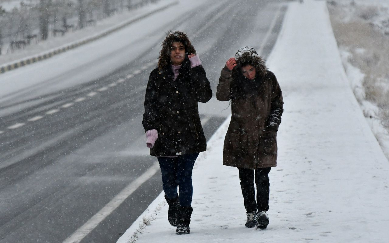 Meteoroloji'den Doğu Karadeniz, Hakkari ve çevresine yoğun kar uyarısı! Yağmur da kuvvetli