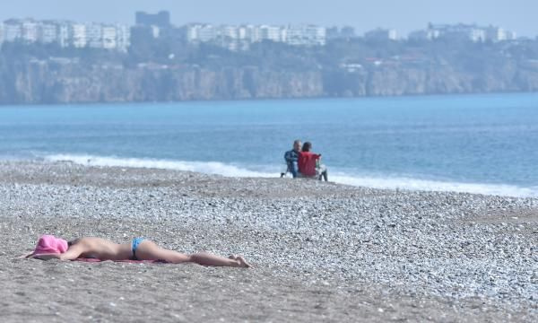 Antalya'da salgın unutuldu! Güneşi gören plajlara akın etti