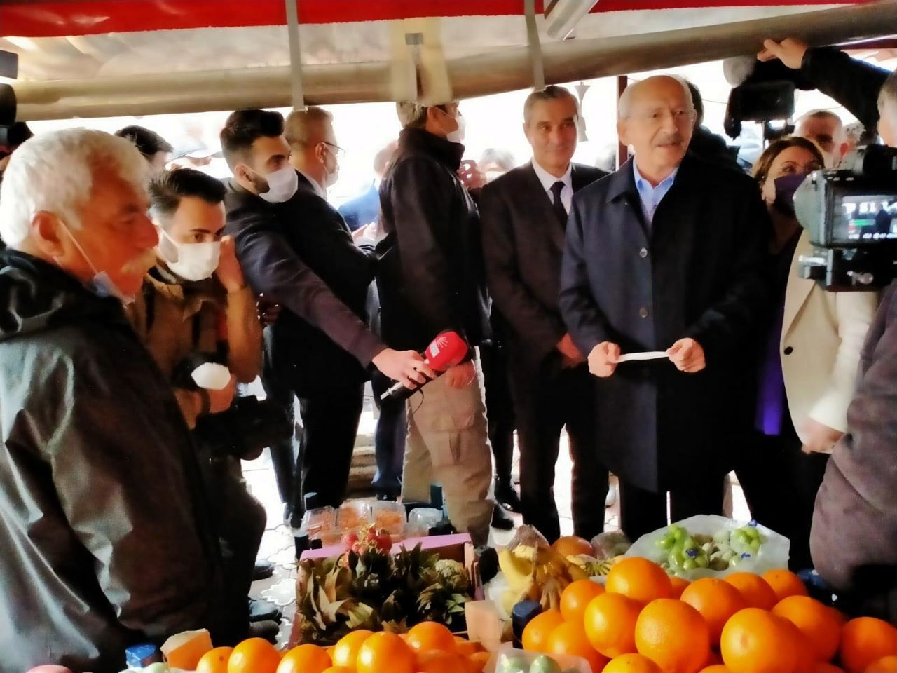 CHP Lideri Kemal Kılıçdaroğlu Uşak'ın Sivaslı ilçesinde esnafı ziyaret etti
