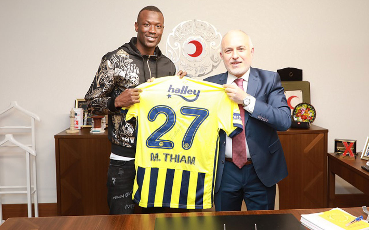 Fenerbahçeli Mame Thiam’dan Kızılay’a iş birliği ziyareti