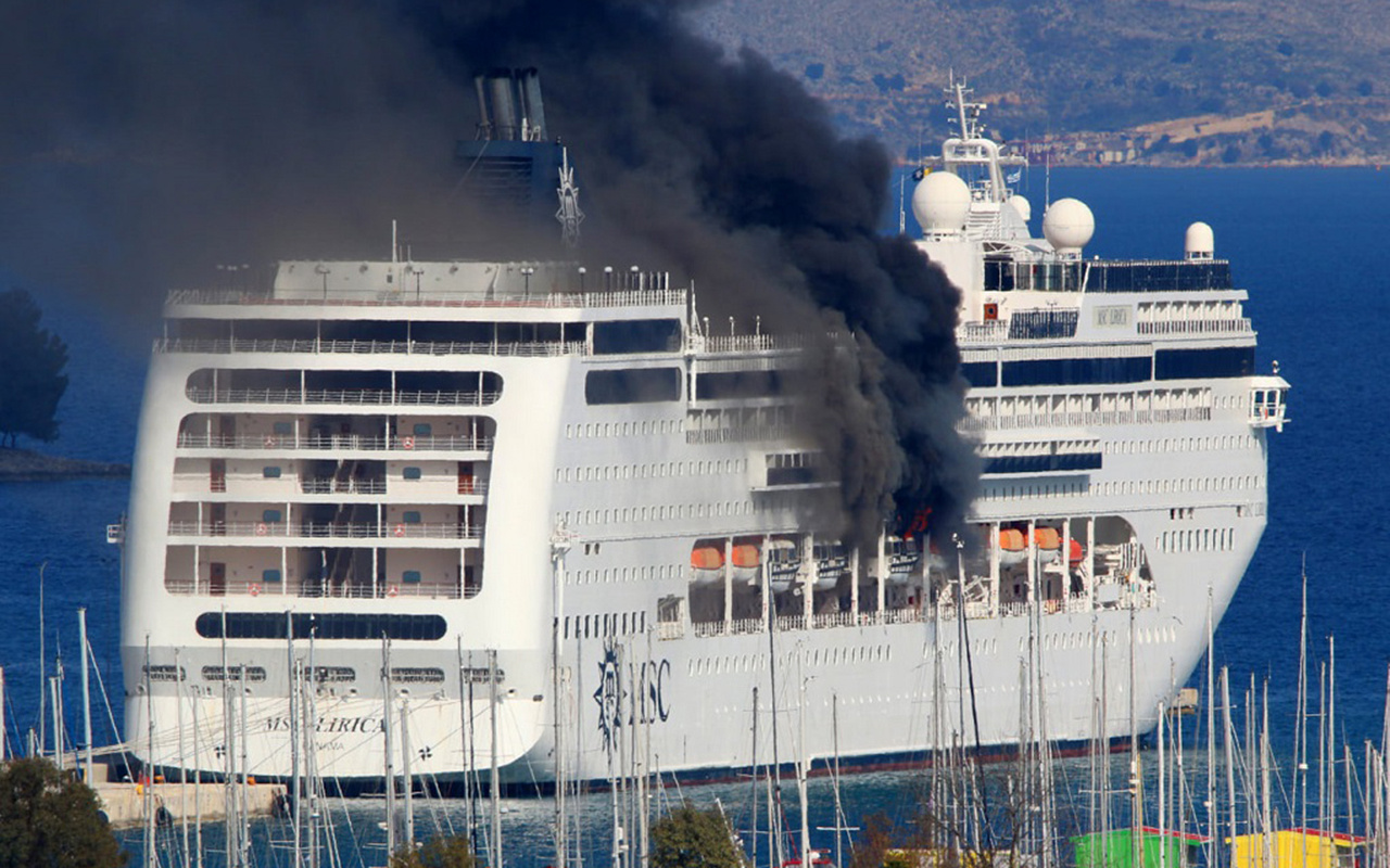 Yunanistan'da lüks cruise gemisinde yangın