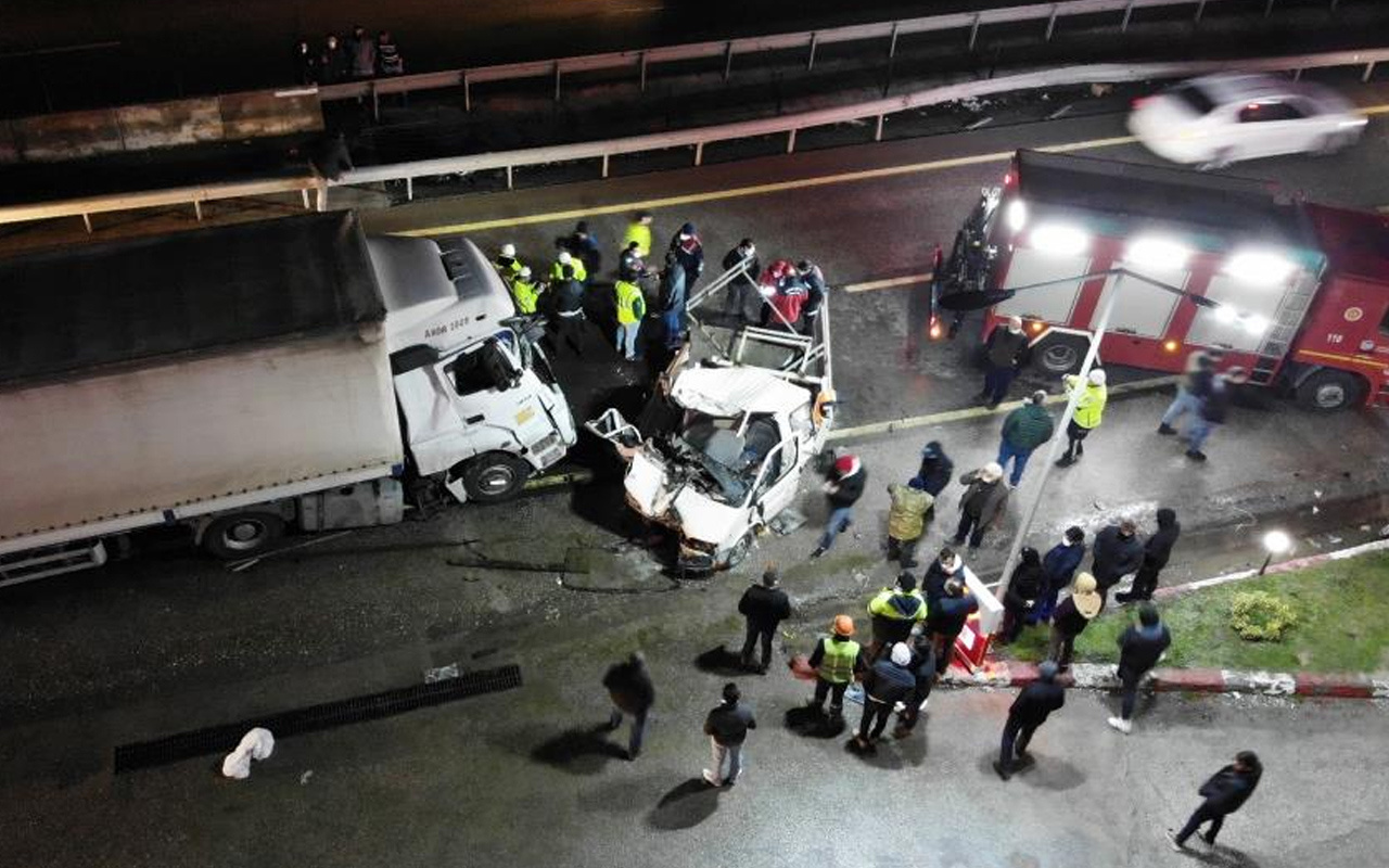 Sakarya'da korkunç kaza! TIR'la kamyonet çarpıştı 1 kişi öldü 2 kişi ağır yaralandı