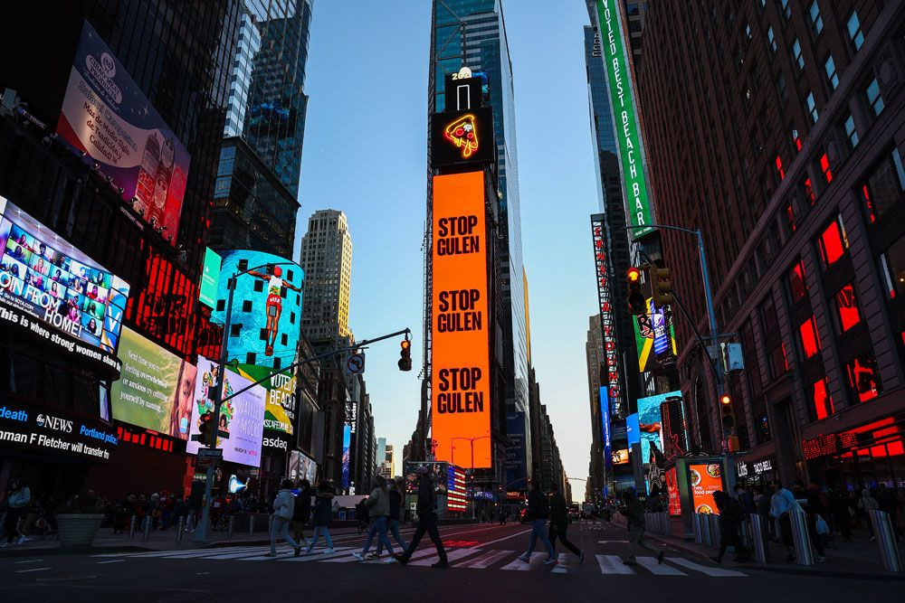 Times Meydanı'nda "Stop Gülen" ilanı! FETÖ'nün karanlık yüzü afişe edildi