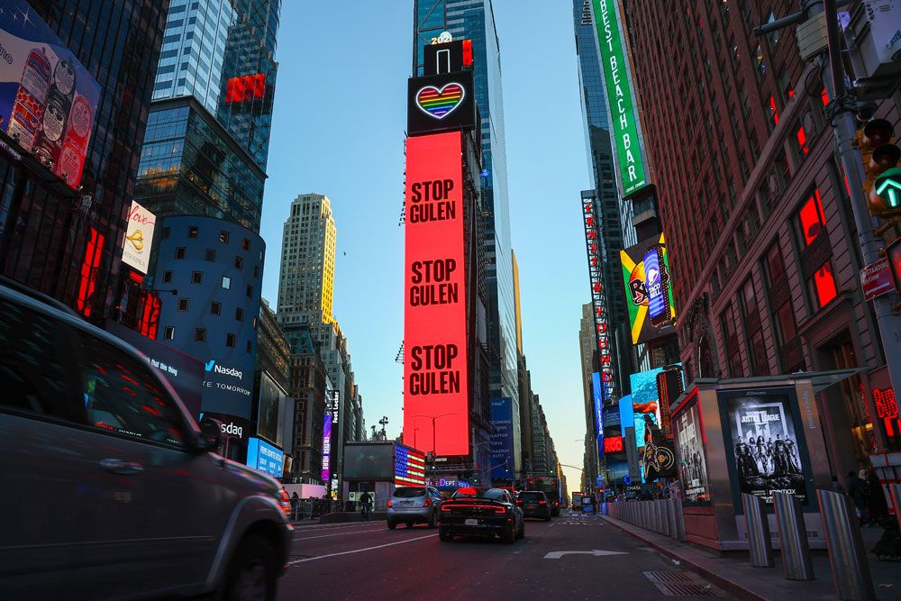 Times Meydanı'nda "Stop Gülen" ilanı! FETÖ'nün karanlık yüzü afişe edildi