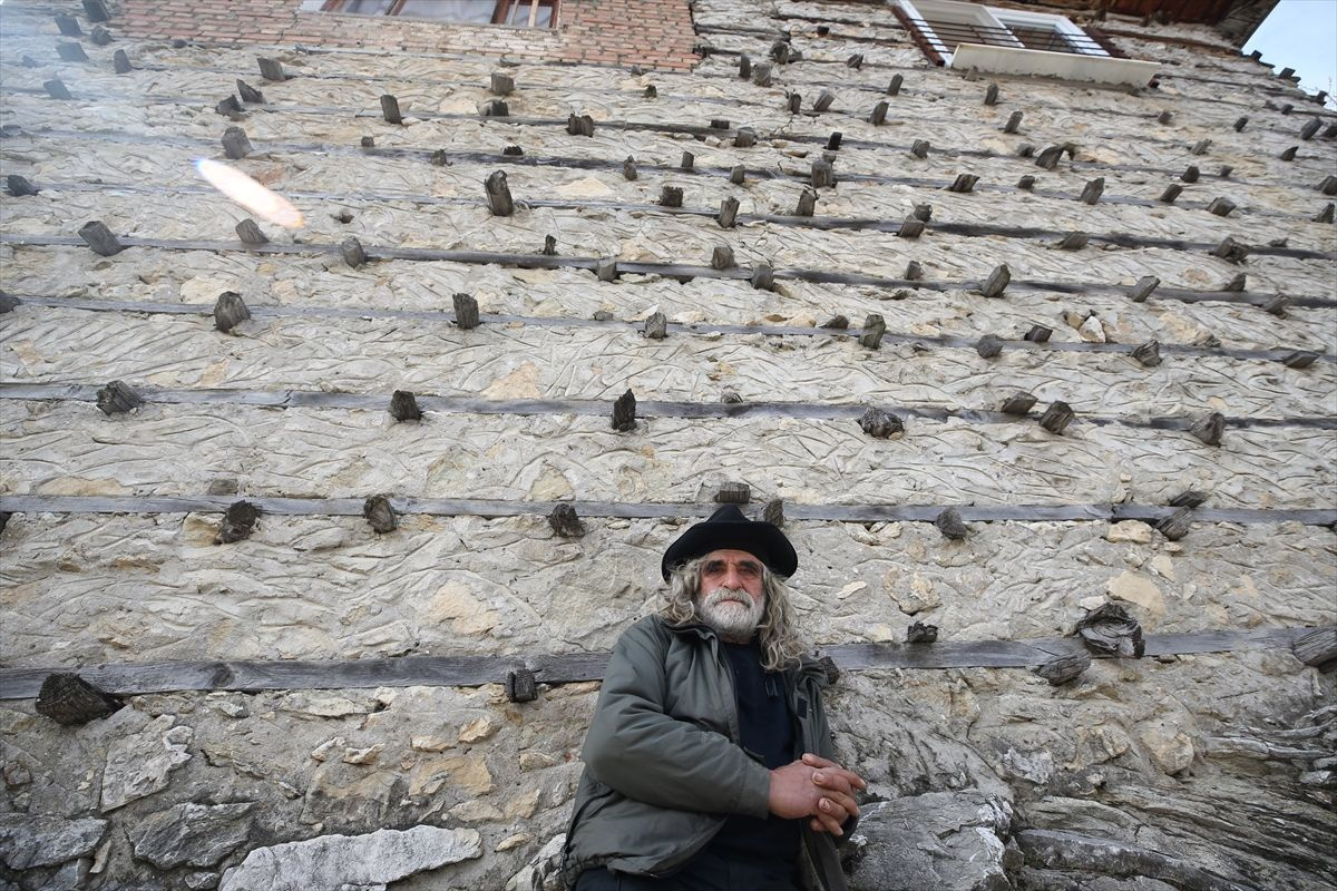 İhracatçılığı bırakıp köyüne döndü gönüllü rehber oldu! İbradı'nın 350 yıllık düğmeli evleri büyülüyor