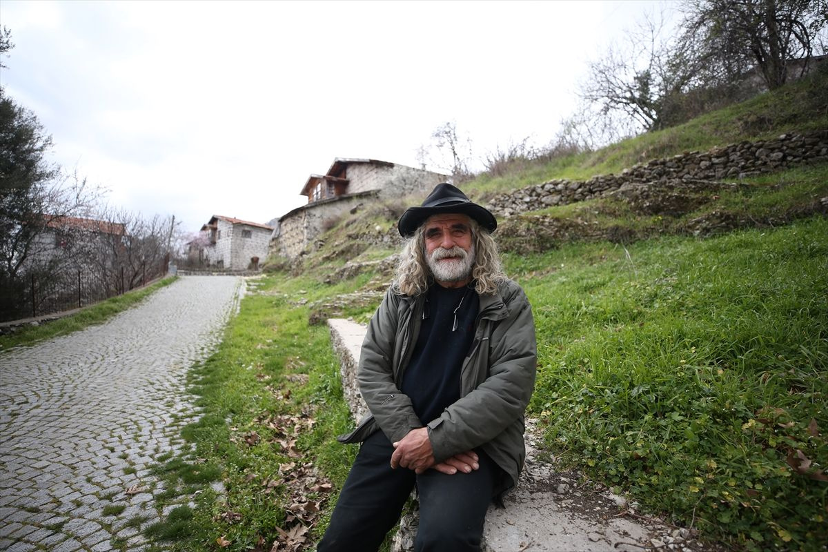 İhracatçılığı bırakıp köyüne döndü gönüllü rehber oldu! İbradı'nın 350 yıllık düğmeli evleri büyülüyor