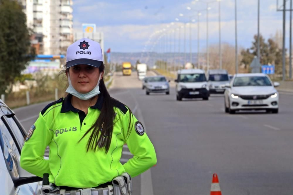 Türkiye’nin tek kadın radar polisi! Hıza geçit vermiyor ceza yazınca teşekkür ediyorlar