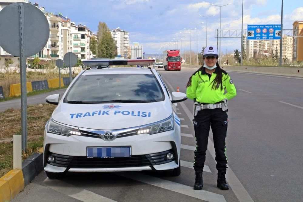 Türkiye’nin tek kadın radar polisi! Hıza geçit vermiyor ceza yazınca teşekkür ediyorlar