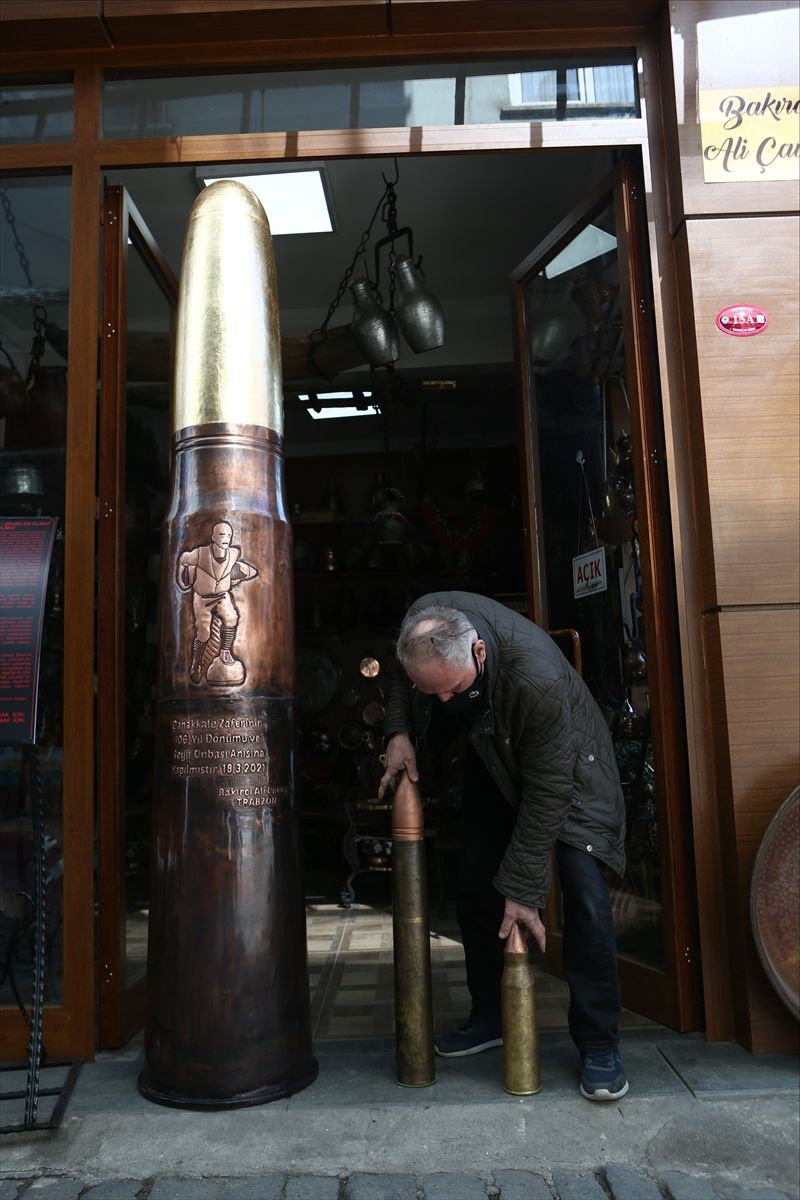 Bakır ustası Ali Çavuş Seyit Onbaşı anısına 2 metre 61 santimetrelik top mermisi yaptı