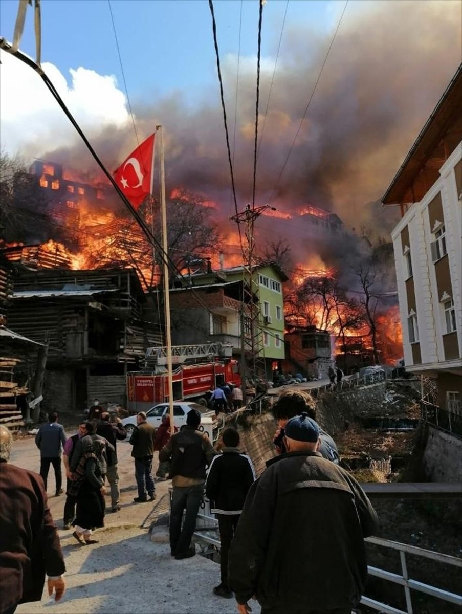 Artvin Dereiçi köyü yanıp küle döndü! 60 ev gitti yangında son durum