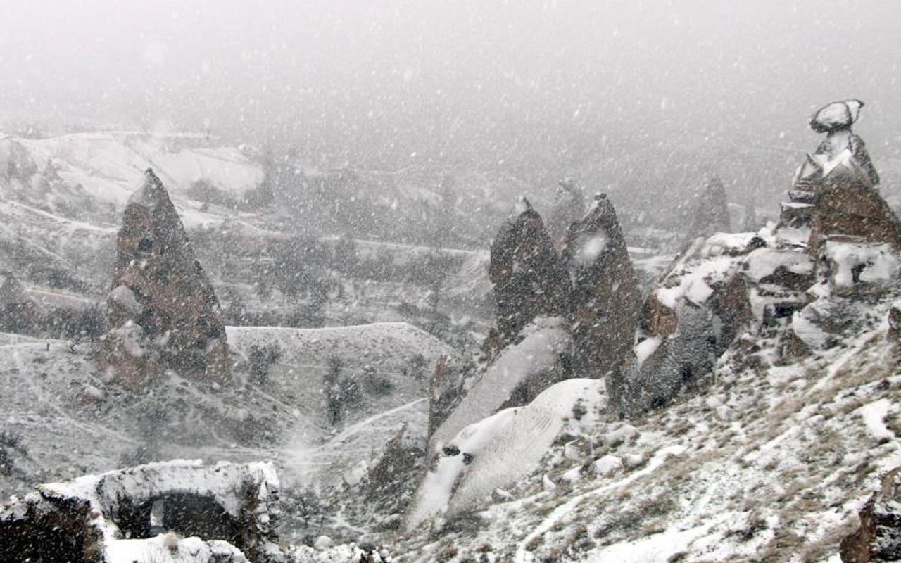 Nevşehir'de mart karı peribacalarını beyaza bürüdü