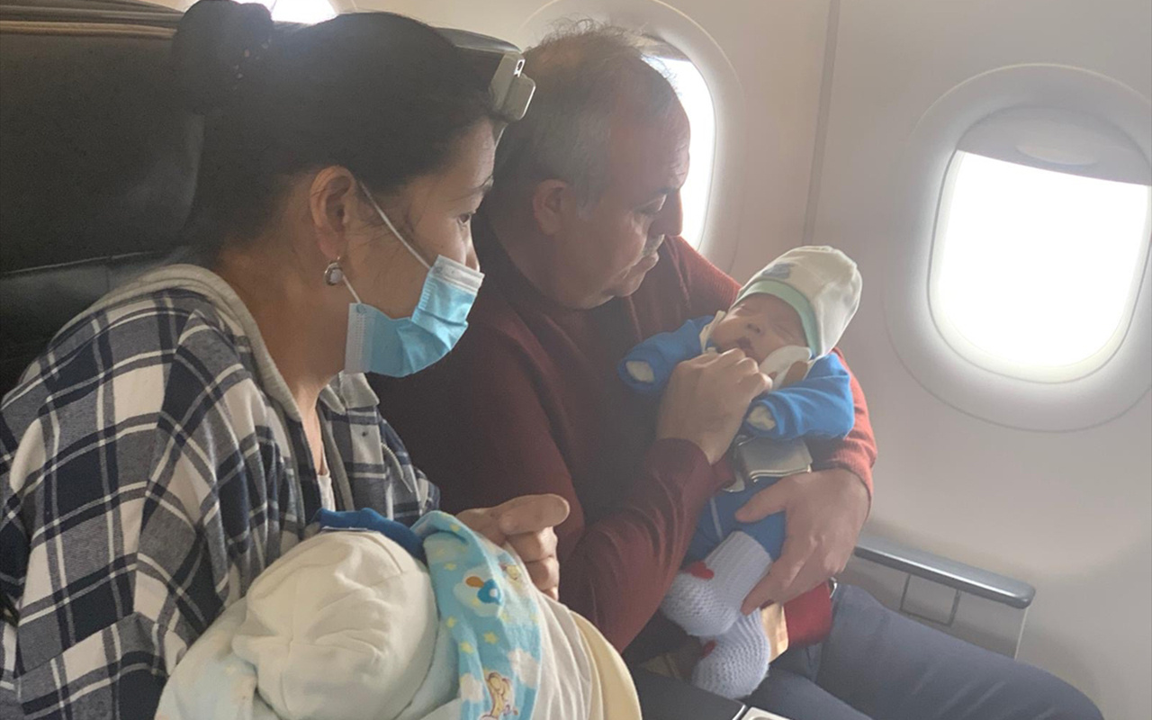 AK Parti Milletvekili Recep Şeker'den uçakta rahatsızlanan bebeğe hayati dokunuş