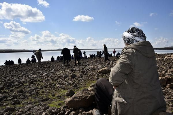 Şanlıurfa'daki kayıplar! Mahalleli zincir oluşturarak gölette gençleri aradı