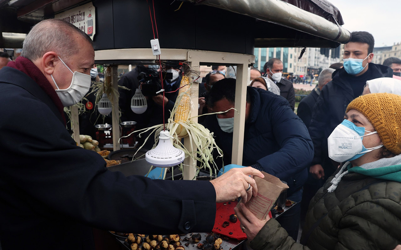 Cumhurbaşkanı Erdoğan, kestane ve mısır satın alıp vatandaşlara ikram etti
