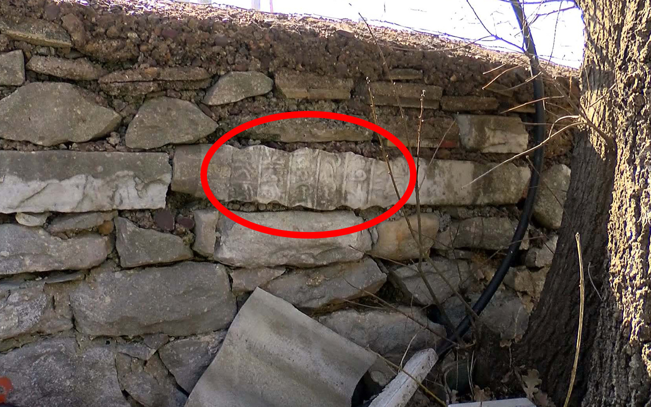 İstanbul'da mezarlık duvarını gören şaştı kaldı! Pes dedirten görüntü