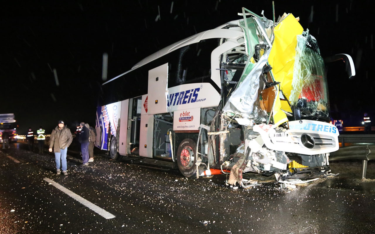Yolcu otobüsü arızalanan kamyona çarptı: 3 yaralı