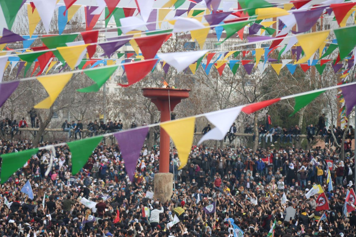 Diyarbakır'da bir yıl aradan sonra Nevruz kutlaması! Alana giren tedbirleri hiçe saydı