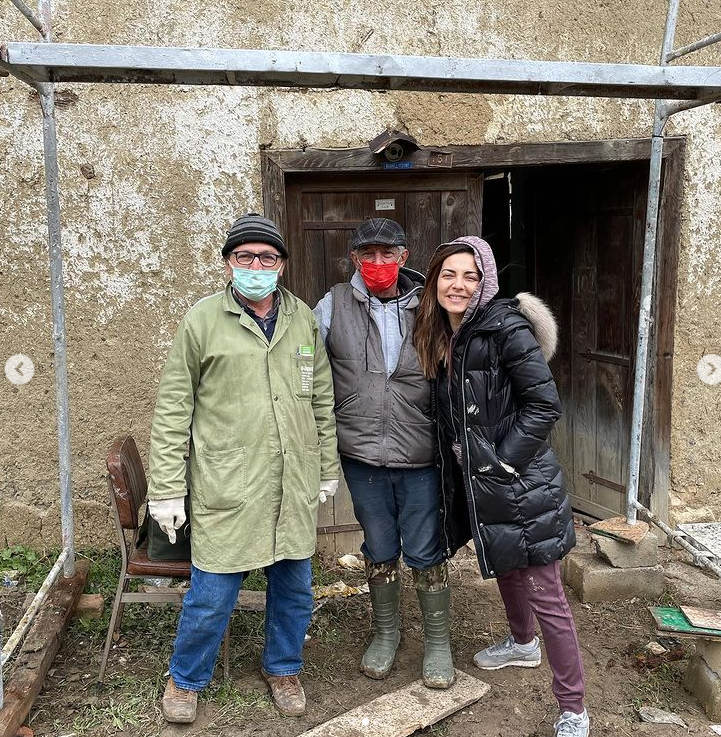 Ünlü oyuncu Burcu Kara doğduğu evi tadilata soktu çökmesine gönlüm razı gelmedi!