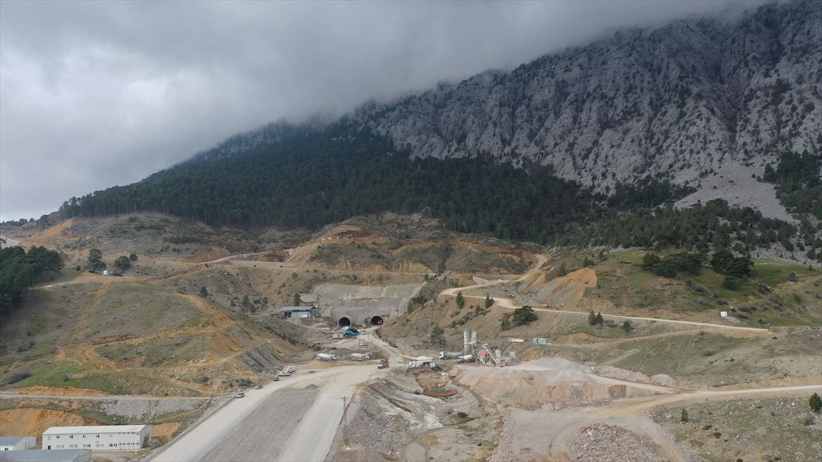 Antalya ile Konya arasındaki Demirkapı Tüneli'nin 2022 sonunda hizmete girmesi hedefleniyor