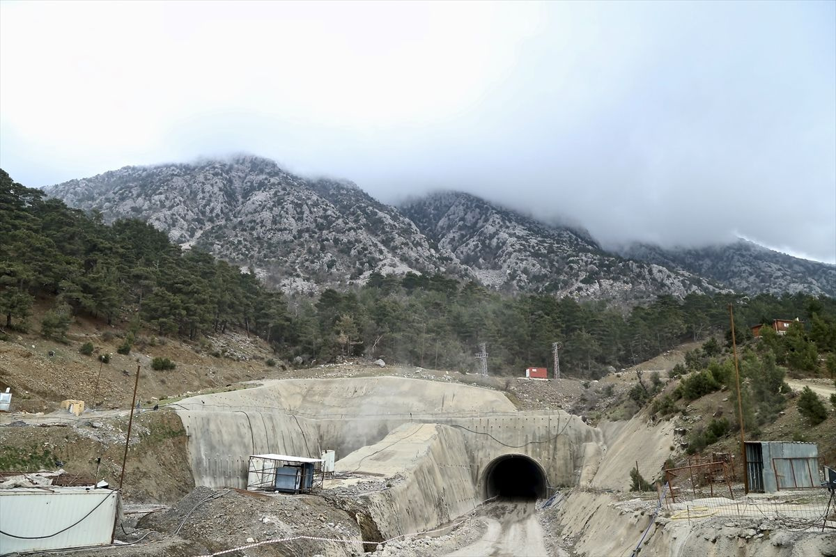 Antalya ile Konya arasındaki Demirkapı Tüneli'nin 2022 sonunda hizmete girmesi hedefleniyor