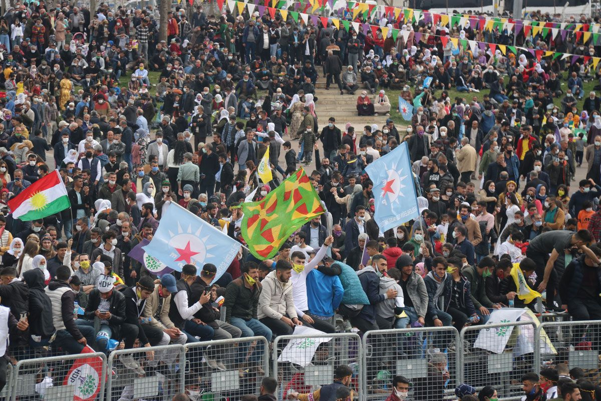 Diyarbakır'da bir yıl aradan sonra Nevruz kutlaması! Alana giren tedbirleri hiçe saydı