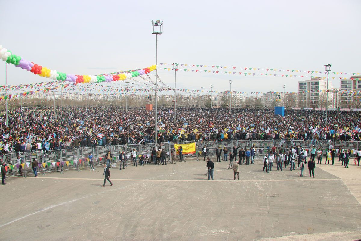 Diyarbakır'da bir yıl aradan sonra Nevruz kutlaması! Alana giren tedbirleri hiçe saydı