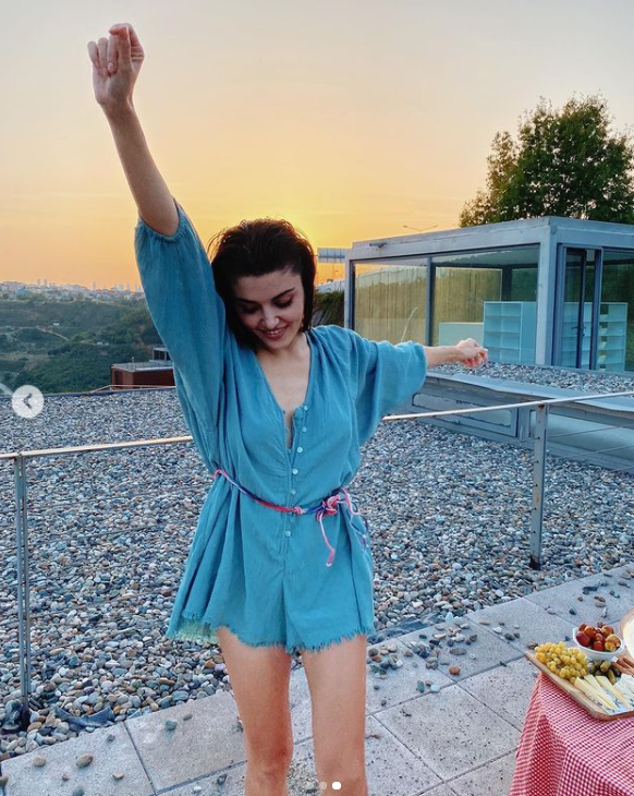 Hande Erçel mini siyah elbisesiyle sosyal medyada gündem oldu
