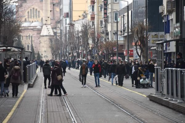 Vaka sayısı yükselen Eskişehir'de yeni yasaklar! 65 yaş ve üstüne pazar ve toplu ulaşım yasağı