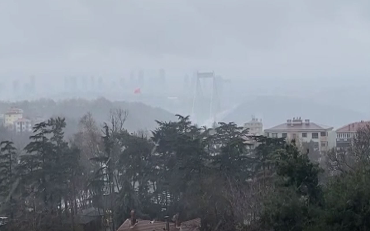 İstanbul'da hava bir anda karardı! Dolu fena vurdu arkadan kar geliyor