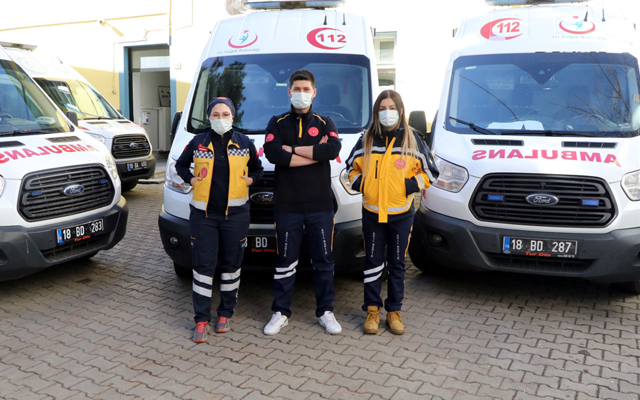 Acil tıp teknisyeni ve teknikerleri Kovid-19 salgınında yoğun mesaide