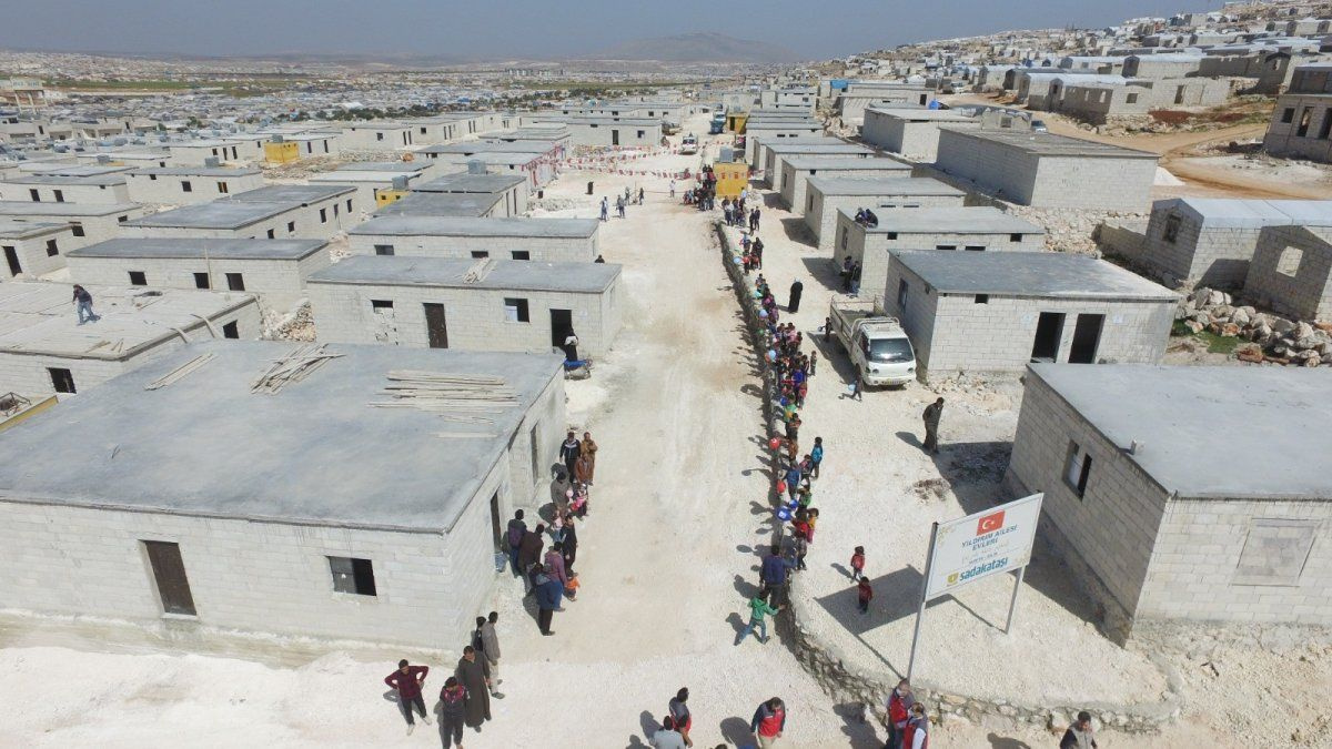 Eski Başbakan Binali Yıldırım’dan Suriyeli mültecilere İdlib'te 50 ev desteği