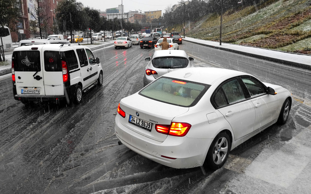 Şişli'de kar yağışı trafikte yoğunluğa neden oldu