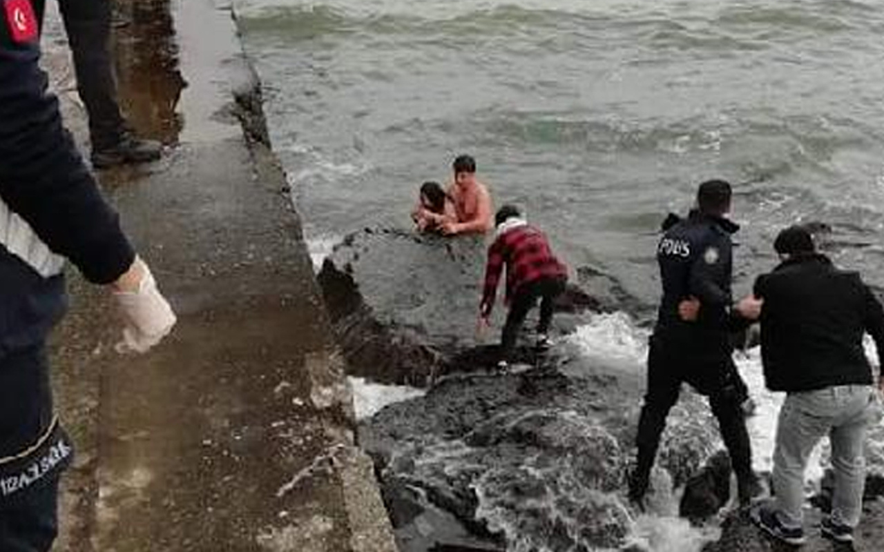Trabzon'da denize düşen kızı bekçi kurtardı o anlar kamerada