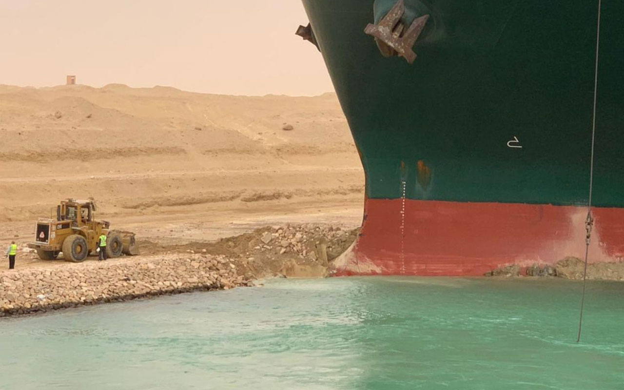 Süveyş Kanalı karaya oturan kargo gemisi sebebiyle trafiğe kapatıldı