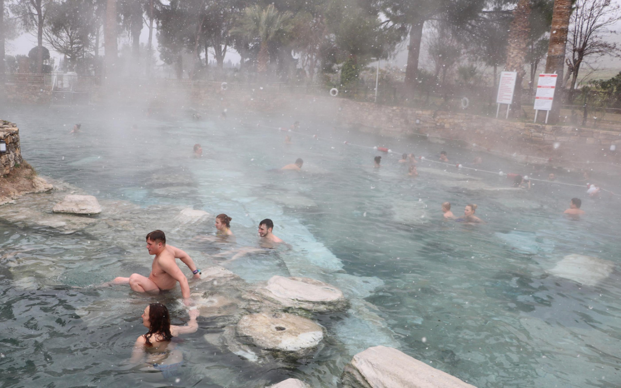 Denizli Pamukkale'deki turistler kar yağarken antik havuzun keyfini çıkardı