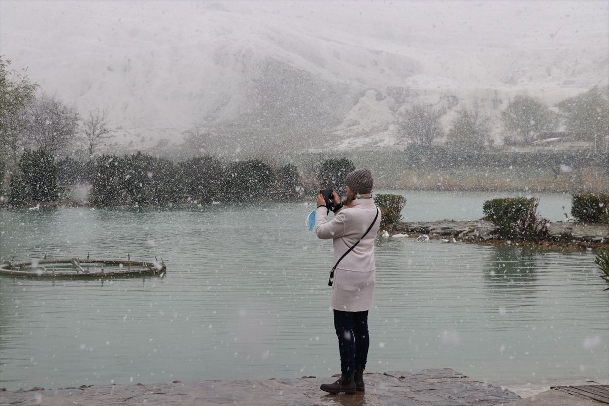 Denizli Pamukkale'deki turistler kar yağarken antik havuzun keyfini çıkardı