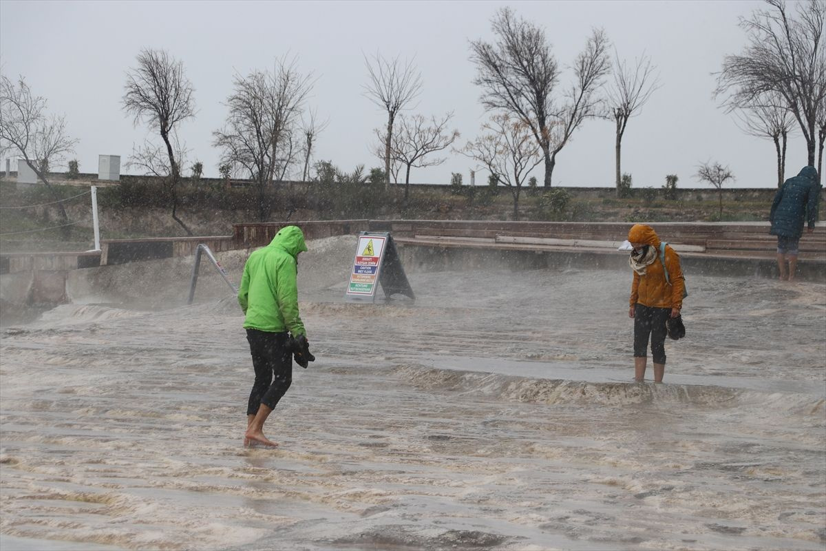 Denizli Pamukkale'deki turistler kar yağarken antik havuzun keyfini çıkardı