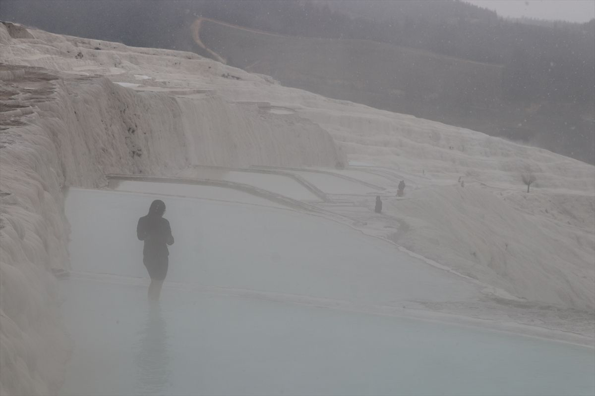 Denizli Pamukkale'deki turistler kar yağarken antik havuzun keyfini çıkardı