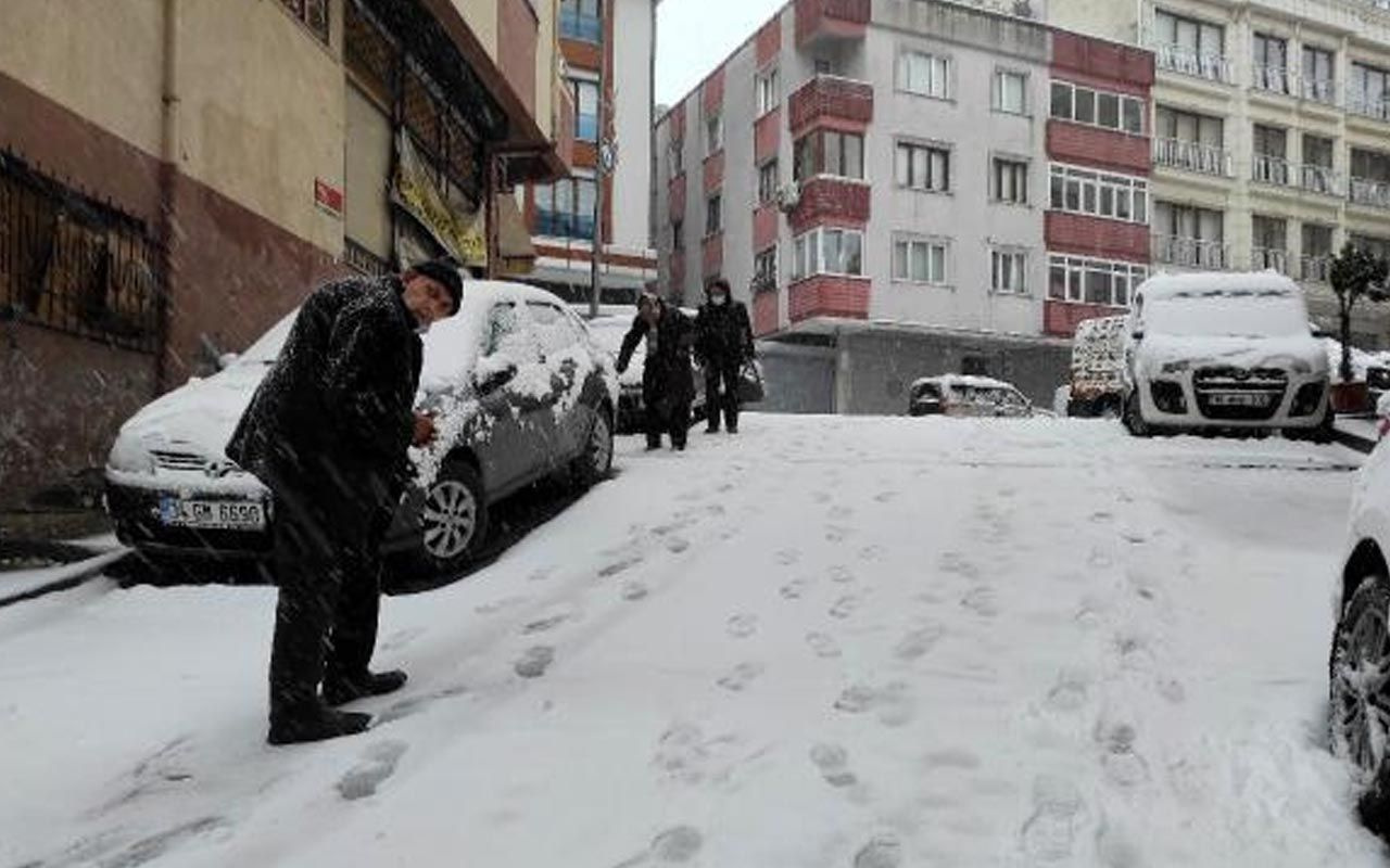 İstanbul'da kar yağışı sabah bir anda bastırdı! Araçlar yolda kaldı vatandaş işe zor gitti