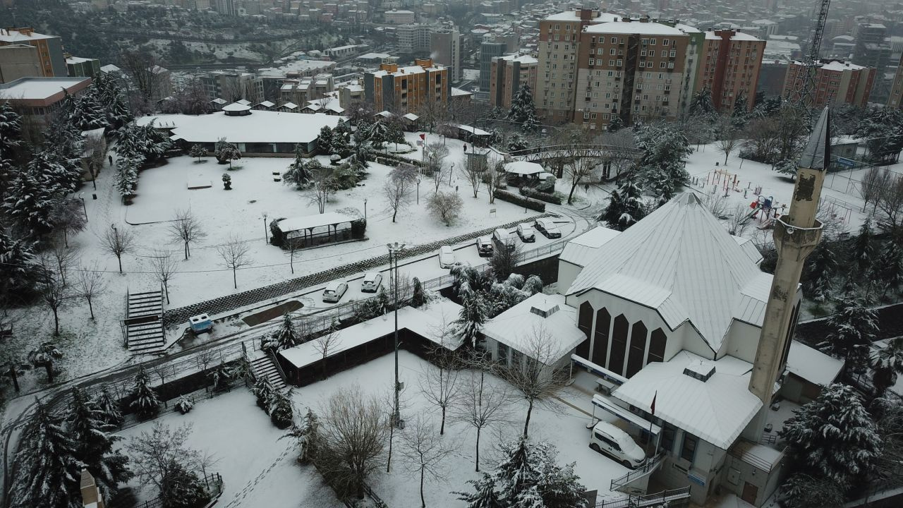 İstanbul'da kar yağışı sabah bir anda bastırdı! Araçlar yolda kaldı vatandaş işe zor gitti