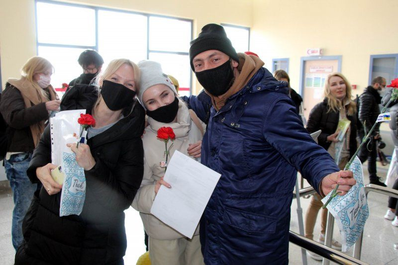 Ukraynalı turistler Kapadokya'da! Çiçek ve Türk lokumu ile karşılandılar