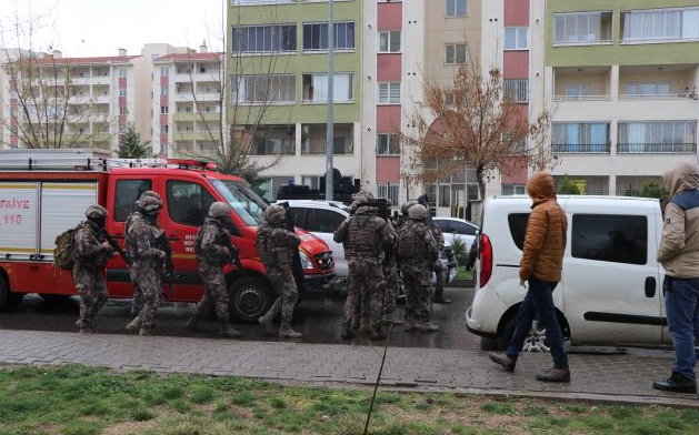 Diyarbakır'da silahlı saldırgan, 4 kişilik aileyi rehin aldı! Evden 2'si yaralı 5 kişi çıkarıldı