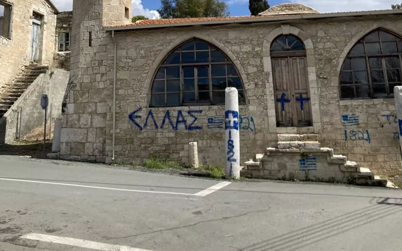 Güney Kıbrıs'ta yeni provokasyon: Cami duvarına Yunanistan bayrağı ve haç çizildi