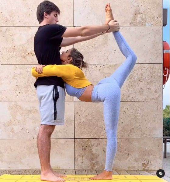 Yoga pozları olay olan Zeynep Tokuş oğluyla spor yaptığı anları da paylaştı