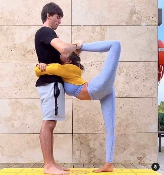 Yoga pozları olay olan Zeynep Tokuş oğluyla spor yaptığı anları da paylaştı
